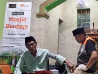 Relawan Inspirasi Rumah Zakat, Aam Aminudin (kanan) melakukan pengecekan tensi darah kepada warga di sekitar Masjid At-Taqwa dalam kegiatan Program Masjid Berdaya yang rutin digelar setiap satu bulan sekali. (Dadan Saepudin/Mediaseruni)