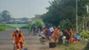 Tim pasukan orange memberaihkan sampah liar berceceran di sekitar area lapangan Karangpawitan II.