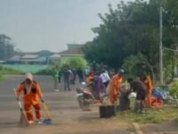 Tim pasukan orange memberaihkan sampah liar berceceran di sekitar area lapangan Karangpawitan II.