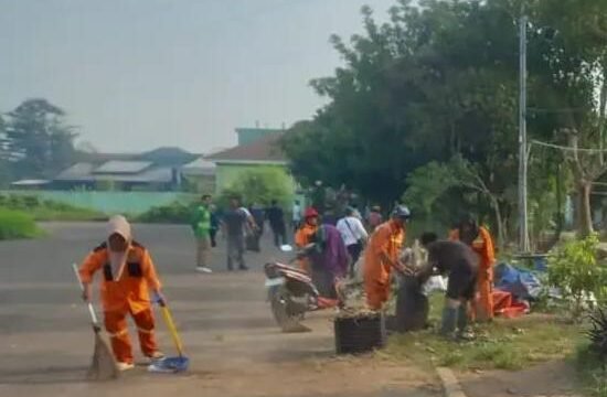 Tim pasukan orange memberaihkan sampah liar berceceran di sekitar area lapangan Karangpawitan II.