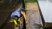Warga berjaga-jaga angkat sampah disaluran air waspadai datangnya banjir susulan setelah banjir surut. (Chandra Permana/Mediaseruni)