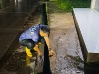 Warga berjaga-jaga angkat sampah disaluran air waspadai datangnya banjir susulan setelah banjir surut. (Chandra Permana/Mediaseruni)