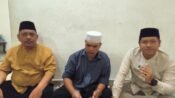 Mardiman Ujung (kiri) mewakili H. Saharuddin Siregar sesaat menyerahkan wakaf Musala Al-Muzdalifah kepada warga Taneuh Beureum, Karawang. (Iman Suryana/Mediaseruni)
