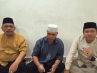 Mardiman Ujung (kiri) mewakili H. Saharuddin Siregar sesaat menyerahkan wakaf Musala Al-Muzdalifah kepada warga Taneuh Beureum, Karawang. (Iman Suryana/Mediaseruni)