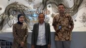 Ketua Komisi 3 DPRD Jabar H Jajang Rohana (tengah) foto bersama manajemen bank bjb pusat, usai kunjungan kerja. (Chandra Permana/Mediaseruni)