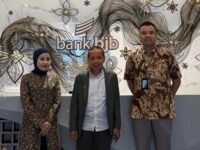 Ketua Komisi 3 DPRD Jabar H Jajang Rohana (tengah) foto bersama manajemen bank bjb pusat, usai kunjungan kerja. (Chandra Permana/Mediaseruni)