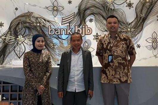 Ketua Komisi 3 DPRD Jabar H Jajang Rohana (tengah) foto bersama manajemen bank bjb pusat, usai kunjungan kerja. (Chandra Permana/Mediaseruni)