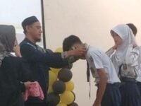 Prosesi pelepasan siswa Kelas IX angkatan ke-34 SMP Muhammadiyah Cikampek. (Asep Suherman/Mediaseruni)