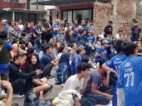 Nonton bareng (Nobar) Persib bersama warga di kantor DPD PKS Cimahi. (Chandra Permana/Mediaseruni)