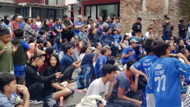 Nonton bareng (Nobar) Persib bersama warga di kantor DPD PKS Cimahi. (Chandra Permana/Mediaseruni)