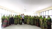 Anggota DPRD Jabar H Jenal Aripin foto bersama ibu-ibu Muslimat NU Karawang. (Iman Suryana/Mediaseruni)