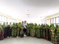 Anggota DPRD Jabar H Jenal Aripin foto bersama ibu-ibu Muslimat NU Karawang. (Iman Suryana/Mediaseruni)