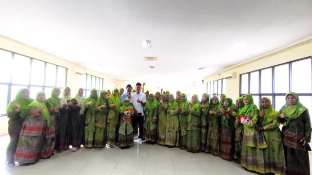 Anggota DPRD Jabar H Jenal Aripin foto bersama ibu-ibu Muslimat NU Karawang. (Iman Suryana/Mediaseruni)