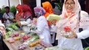 Anggota DPRD Provinsi Jawa Barat Hj Sri Dewi Anggraini (kanan) dorong kemandirian keluarga dari pekarangan rumah. (Chandra Permana/Mediaseruni)