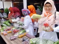 Anggota DPRD Provinsi Jawa Barat Hj Sri Dewi Anggraini (kanan) dorong kemandirian keluarga dari pekarangan rumah. (Chandra Permana/Mediaseruni)