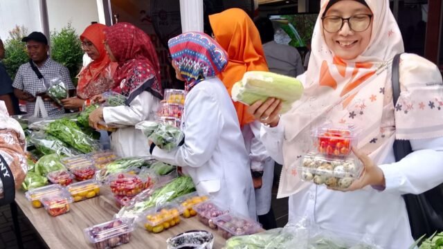 Anggota DPRD Provinsi Jawa Barat Hj Sri Dewi Anggraini (kanan) dorong kemandirian keluarga dari pekarangan rumah. (Chandra Permana/Mediaseruni)