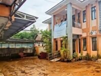 Lumpur memenuhi halaman Puskesmas Palabuhanratu.