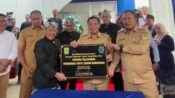 Momen Bupati Karawang Aep Syaepuloh meresmikan gedung baru Perumdam Tirta Tarum Karawang.