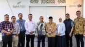 Kunjungan Komisi III DPRD Kabar ke bank bjb Sumber Cirebon, dalam rangka memperkuat peran bjb sebagai pionir perbankan daerah. Tampak Ketua Komisi III H Jajang Rohana (tengah). (Chandra Permana/Mediaseruni)