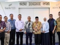 Kunjungan Komisi III DPRD Kabar ke bank bjb Sumber Cirebon, dalam rangka memperkuat peran bjb sebagai pionir perbankan daerah. Tampak Ketua Komisi III H Jajang Rohana (tengah). (Chandra Permana/Mediaseruni)