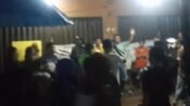 Warga Perumahan Villa Kencana demo dan segel kantor pemasaran sebagai ungkapan kekecewaan pihak pengembang ingkar janji. (Asep Suherman/Mediaseruni)