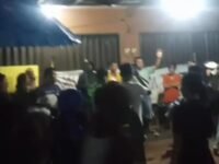 Warga Perumahan Villa Kencana demo dan segel kantor pemasaran sebagai ungkapan kekecewaan pihak pengembang ingkar janji. (Asep Suherman/Mediaseruni)