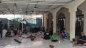 Panitia hewan kurban DKM Masjid As-Sakinah melakukan pemotongan daging kurban sebelum didistribusikan ke penerima daging kurban. (Mediaseruni)