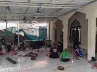 Panitia hewan kurban DKM Masjid As-Sakinah melakukan pemotongan daging kurban sebelum didistribusikan ke penerima daging kurban. (Mediaseruni)