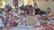 Foto kegiatan potong hewan kurban keluarga besar H Saepudin (mediaseruni/Chandra)