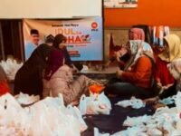 Haji Jajang Rohana dalam momen Berbagi Berkurban Berdaya membagikan daging kurban kepada warga dan kader PKS. (Chandra Permana/Mediaseruni)