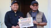 Ketua DPD PKS KBB, H. Iman Budiman, S.Th.I., M.Ag, saat menyerahkan hewan kurban secara simbolis kepada Panitia Penyembelihan Hewan qurban, Julhayadi Arya Puntara di DPD PKS KBB. (Dadan Saepudin/Mediaseruni)