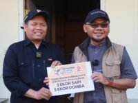 Ketua DPD PKS KBB, H. Iman Budiman, S.Th.I., M.Ag, saat menyerahkan hewan kurban secara simbolis kepada Panitia Penyembelihan Hewan qurban, Julhayadi Arya Puntara di DPD PKS KBB. (Dadan Saepudin/Mediaseruni)