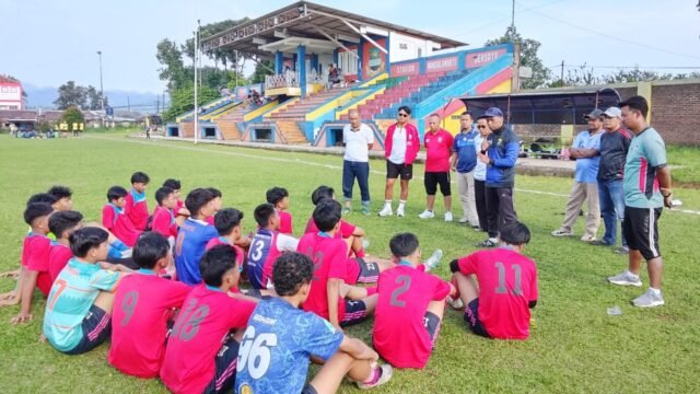 Atlet POPWILDA Kabupaten Bandung Barat mendapat arahan pelatih dan official sebelum bertanding. (Dadan Saepudin/Mediaseruni)