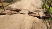 Mengerikan! Jembatan penghubung di Kecamatan Tirtamulya Kabupaten Karawang ini nyaris terbelah, tapi masih tetap dilintasi warga 10 desa. (Davi Alvaro/Mediaseruni)