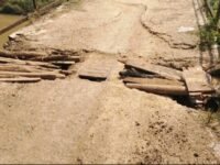 Mengerikan! Jembatan penghubung di Kecamatan Tirtamulya Kabupaten Karawang ini nyaris terbelah, tapi masih tetap dilintasi warga 10 desa. (Davi Alvaro/Mediaseruni)