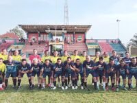 Momen foto bersama PSSI KBB jelang laga menghadapi PORAT Legend. (Dadan Saepudin/Mediaseruni)
