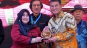 Wagub Jabar Erwan Setiawan cinderamata siacara pembukaan Pameran Info Franchise and Business Concept (IFBC) 2026 di Bandung. (Dok Humas Jabar)