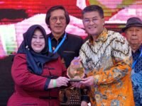 Wagub Jabar Erwan Setiawan cinderamata siacara pembukaan Pameran Info Franchise and Business Concept (IFBC) 2026 di Bandung. (Dok Humas Jabar)