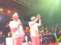 Gubernur Dedi Mulyadi tepuk tangan mendengar sambutan Kirab Budaya Tatar Sunda yang disampaikan Bupati Aep Syaepuloh. (Iman Suryana/Mediaseruni)