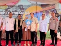Bupati Aep Syaepuloh menyerahkan kunci rumah korban abrasi di Desa Cemarajaya, Karawang. (Ist)