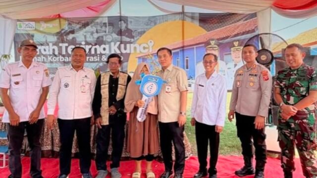 Bupati Aep Syaepuloh menyerahkan kunci rumah korban abrasi di Desa Cemarajaya, Karawang. (Ist)
