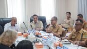 Bupati Karawang Aep Syaepuloh (dua kiri) didampingi Sekda Asep Aang Rahmatulloh, dalam rapat penanganan sampah bersama tim World Bank Mission. (Ist)