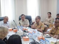 Bupati Karawang Aep Syaepuloh (dua kiri) didampingi Sekda Asep Aang Rahmatulloh, dalam rapat penanganan sampah bersama tim World Bank Mission. (Ist)