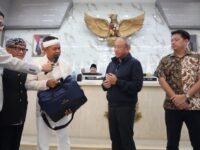 Gubernur Jabar Dedi Mulyadi berikan bonus Rp 1 miliar kepada para pemain Persib usai juara Super League 2025/2026. (ist)