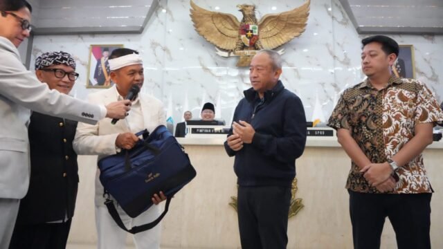 Gubernur Jabar Dedi Mulyadi berikan bonus Rp 1 miliar kepada para pemain Persib usai juara Super League 2025/2026. (ist)