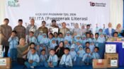Foto bersama usai kick off program TJSL Penggerak Literasi Tambun Selatan (PELITA). (dok PLN)
