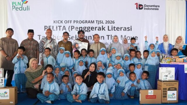 Foto bersama usai kick off program TJSL Penggerak Literasi Tambun Selatan (PELITA). (dok PLN)