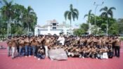 Ratusan Wartawan berbagai media lokal di Karawang foto bersama sebelum dilepas Wabup Maslani mengikuti jambore Jurnalistik di Lembang, Bandung Barat. (Iman Suryana/Mediaseeuni)