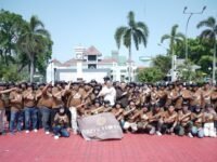 Ratusan Wartawan berbagai media lokal di Karawang foto bersama sebelum dilepas Wabup Maslani mengikuti jambore Jurnalistik di Lembang, Bandung Barat. (Iman Suryana/Mediaseeuni)