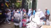 Kloter 4 jamaah haji Karawang tiba dari tanah suci disambut sanak keluarga. Rasa haru tumpah seketika. (Mediaseruni)
